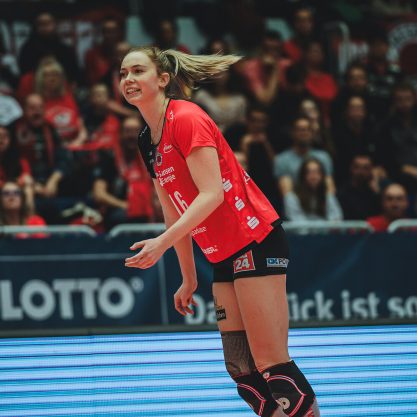 #16 Emma Clothier (match-worn Trikot rot-schwarz, Saison 2024/25)