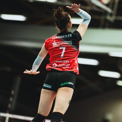 #7 Julie Lengweiler (match-worn Trikot rot-schwarz, Saison 2024/25)