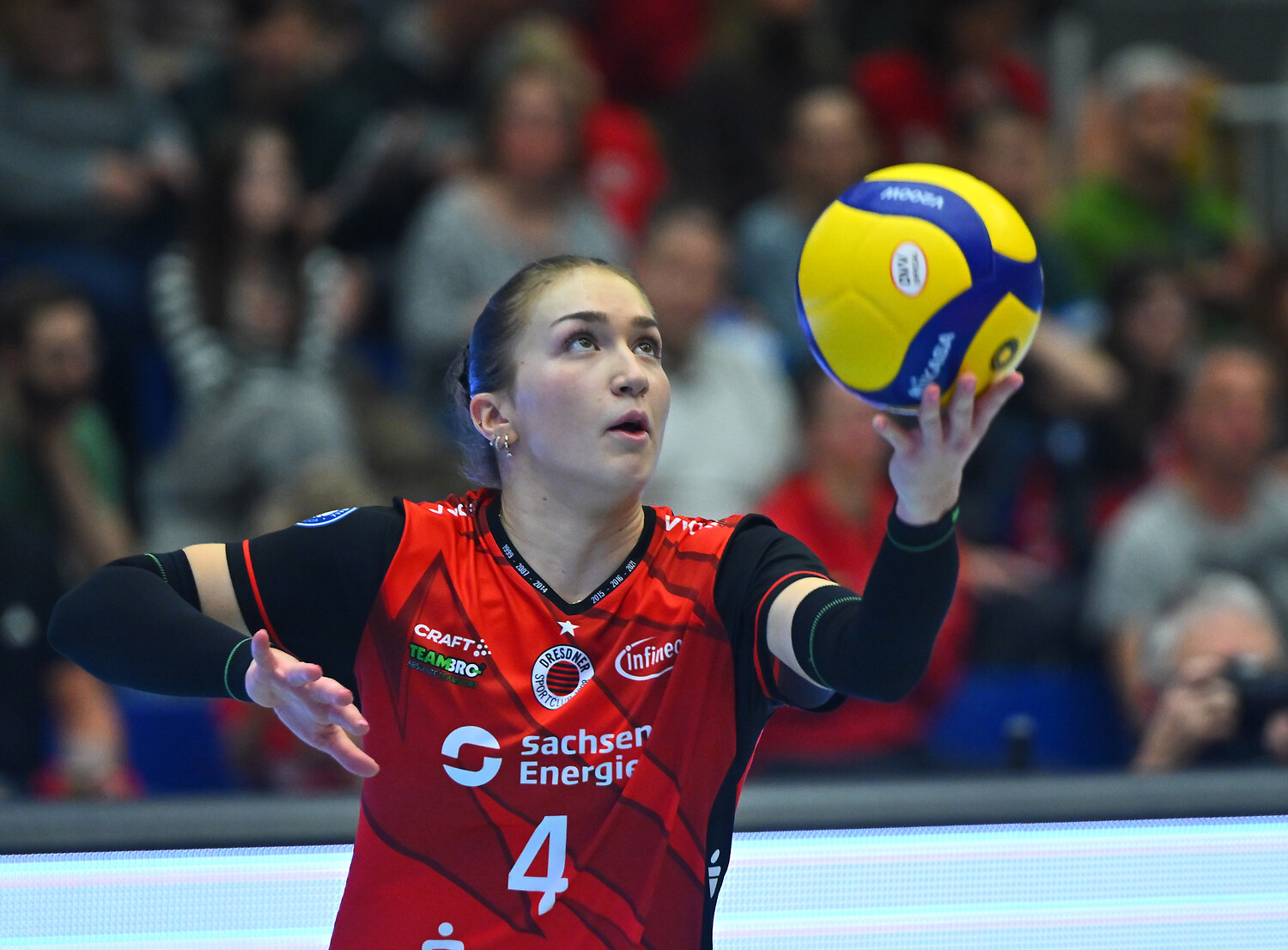 Emma Grome (Dresden) bei der Angabe, Dresdner SC gegen Ladies in Black Aachen, Volleyball, 1. Bundesliga der Frauen, 1. Liga, Margon Arena Dresden Bodenbacher Straße, DSC, Saison 2025/2026, 29.11.2025, Foto: Lutz Hentschel