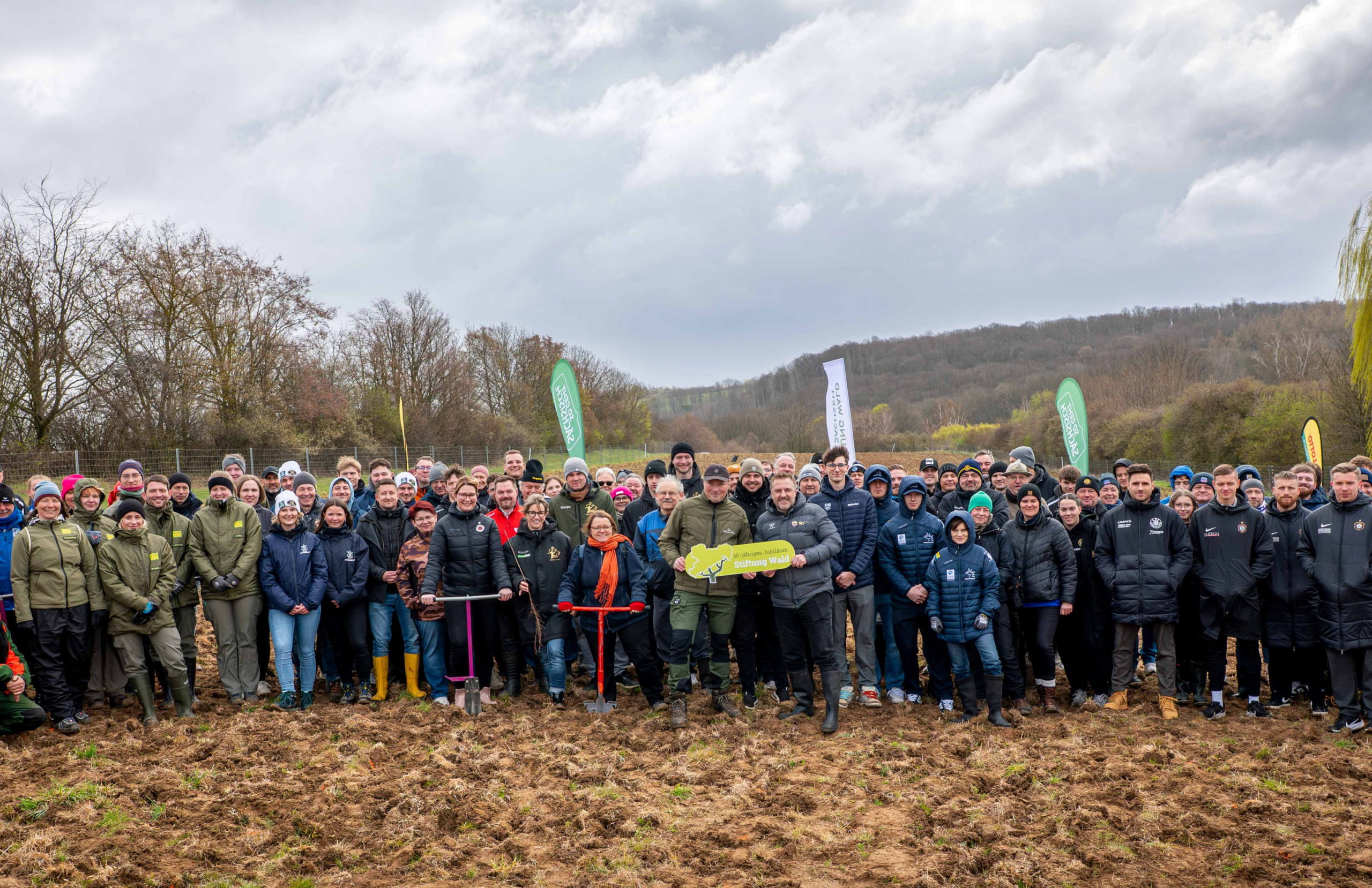 TeamSportSachsen-Pflanzaktion: 4000 Setzlinge in die Erde gebracht